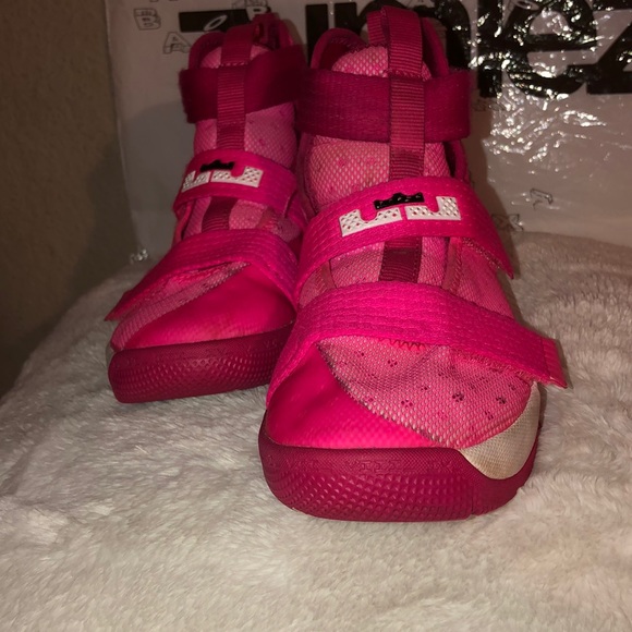 pink lebron soldier 10